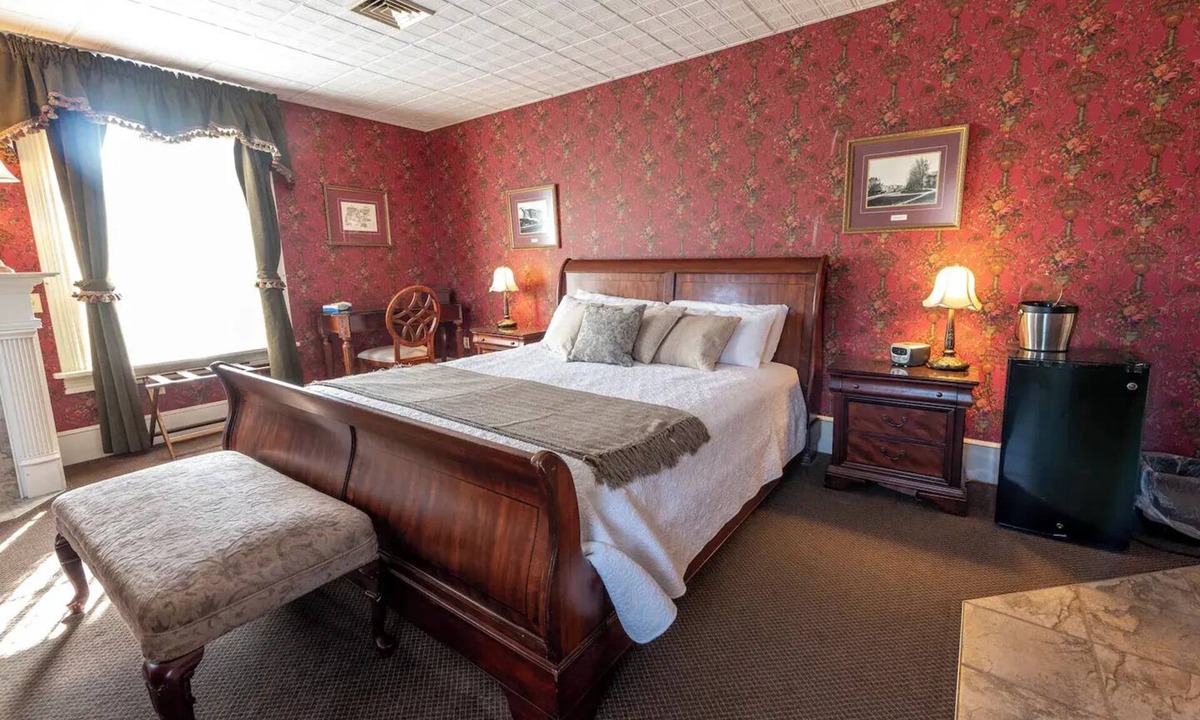 Geneseo Bed & Breakfast | Village View Room - Big Tree Inn