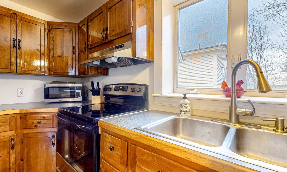 Reading House | Vintage two-story home in the heart of town with a washer/dryer, full kitchen