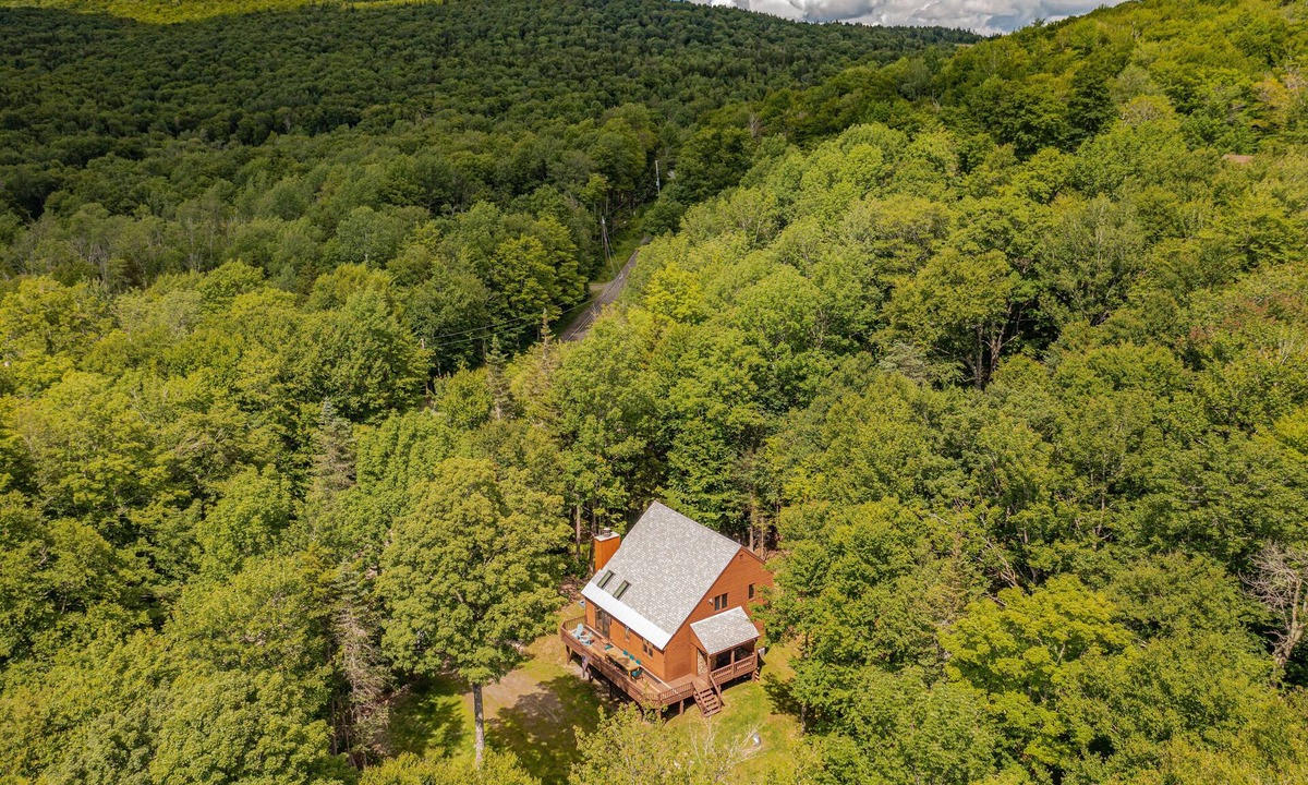 West Dover Ski Chalet | W. Dover Lodge 5 Miles from & Views of Mt. Snow