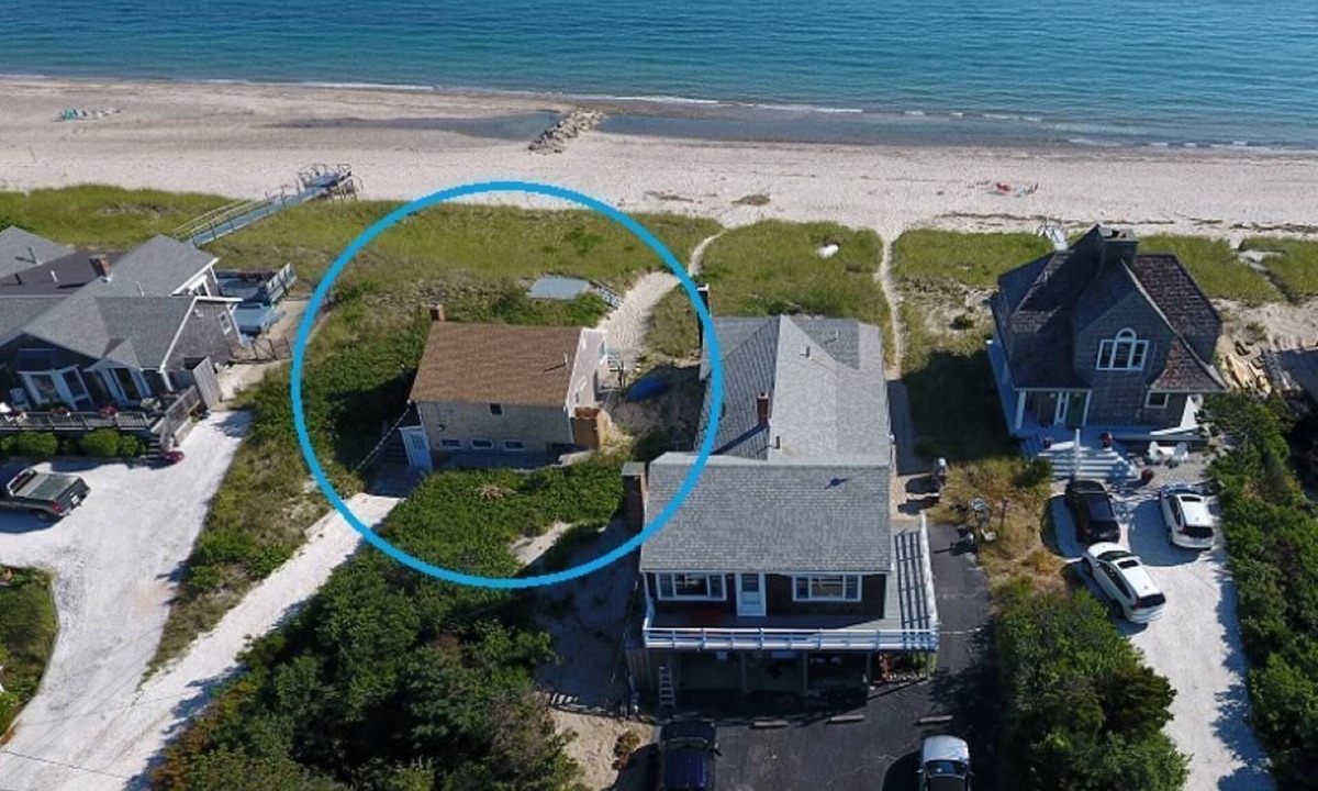 East Sandwich Cottage | Wake up on the Beach! Classic Cape Cod Waterfront Cottage