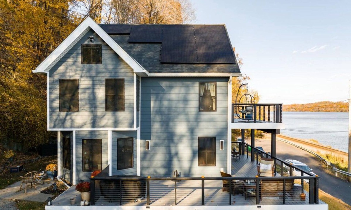 Poughkeepsie House | Wake-up to Hudson River Sunrises- Historic Riverfront Retreat.