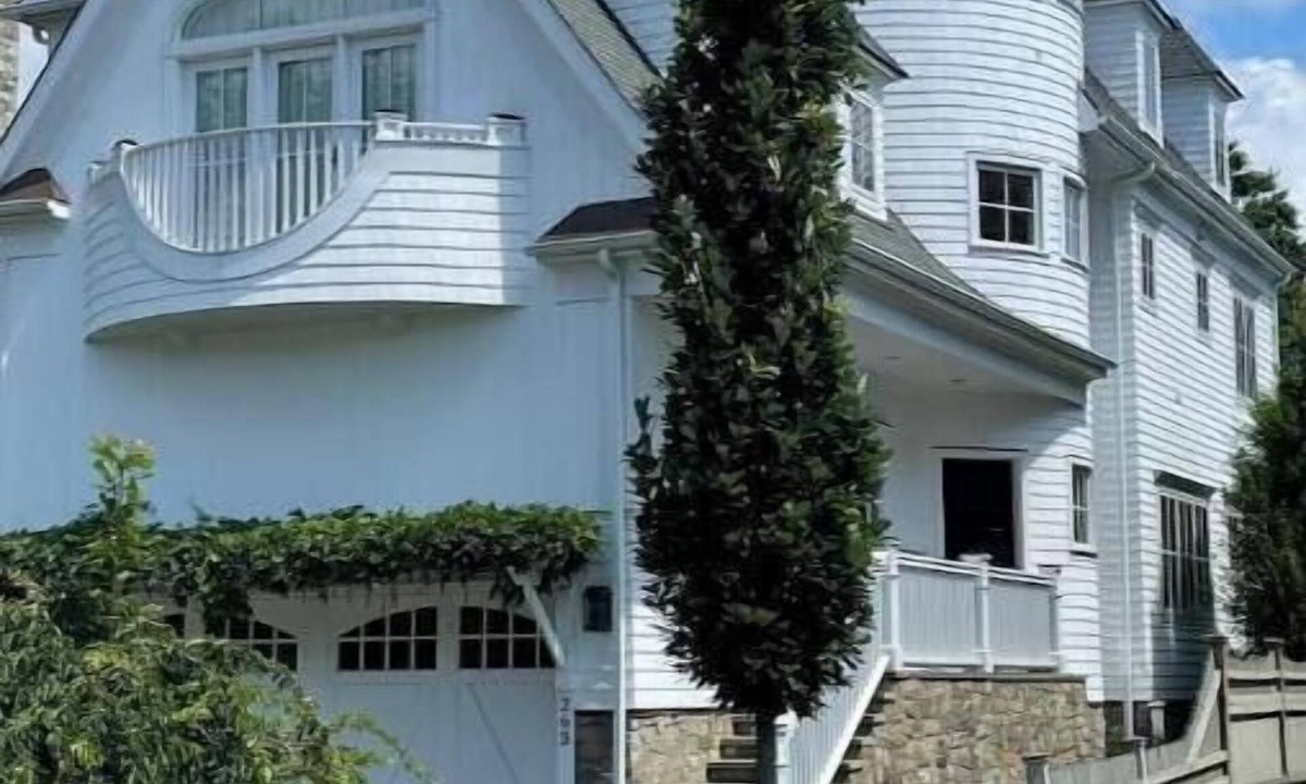 Fairfield House | Walk to Beach! 4 Bedroom, 4.5 bath. AUGUST ONLY!
