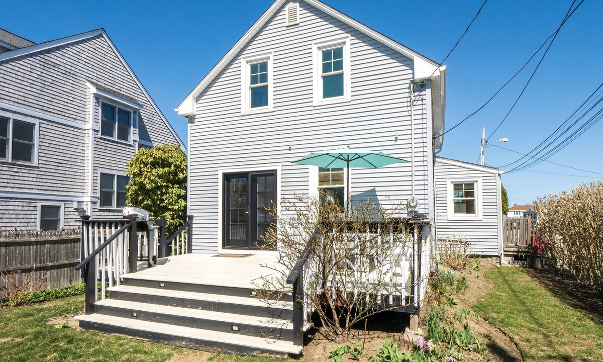 Newport East House | WALK to BEACH/CLIFF WALK! FANTASTIC Location! Newport so close! Pets OK! Deck!