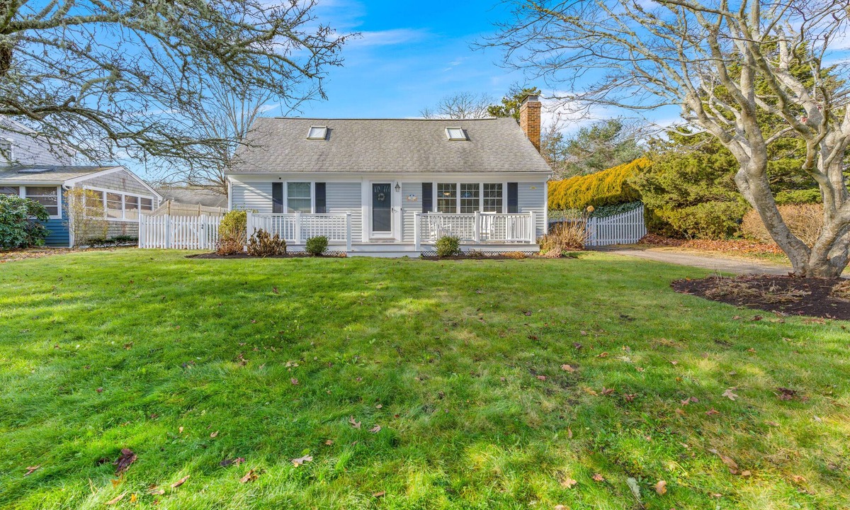 West Yarmouth House | Walk to beach, fenced yard, and toys for the kids!