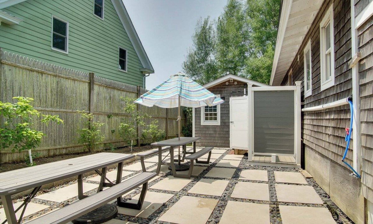East Chop House | Walk to Beach! Oak Bluffs Home & Studio