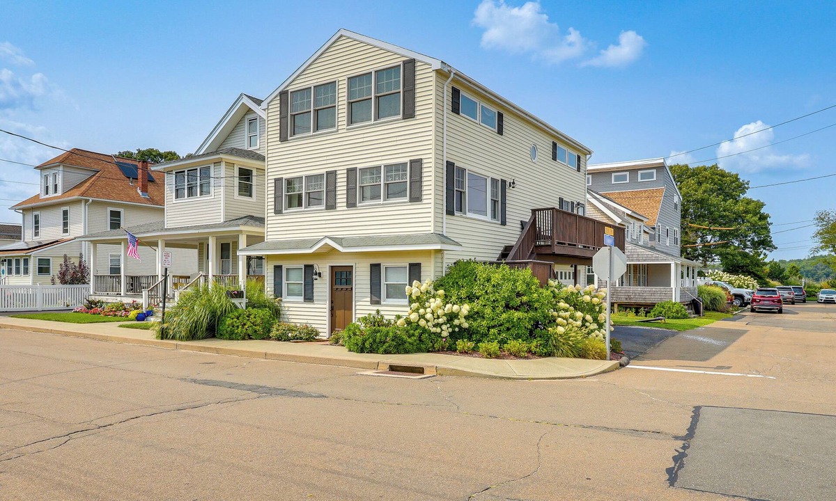 Momauguin House | Walk to Beaches: Sunny East Haven Home w/Grill