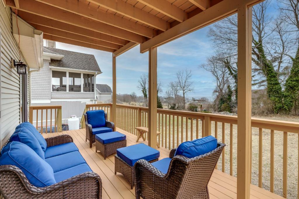 Groton Apartment | Walk to Eastern Point Beach: Apt w/Water View!