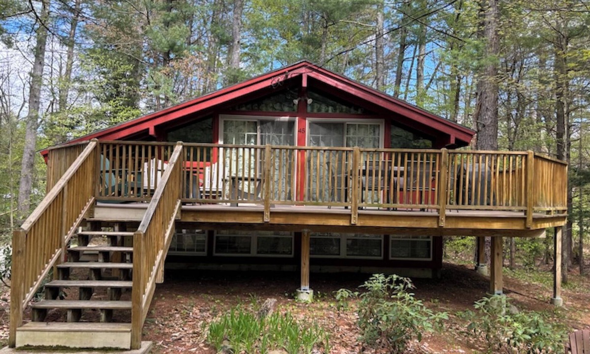 North Conway Ski Chalet | Walk to Echo Lake Cathedral Ledge Chalet Fireplace Pet Friendly