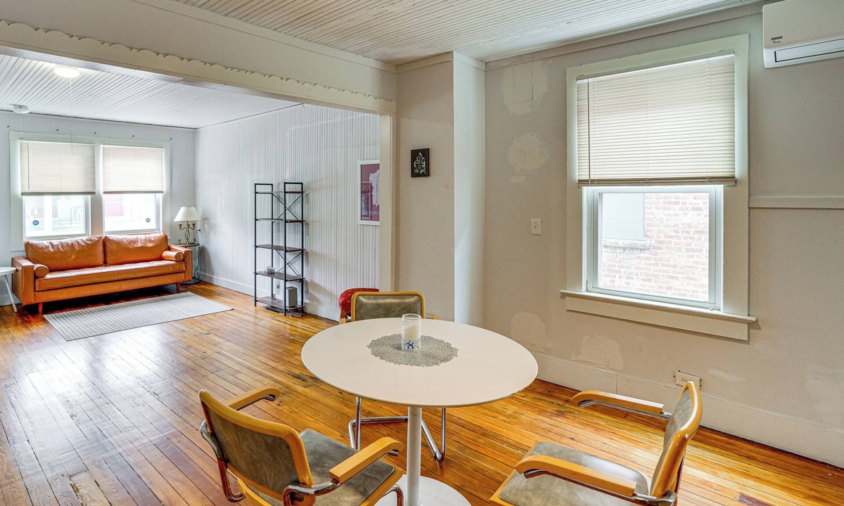 Hudson Apartment | Walk to Everything! Dtwn Hudson Apartment