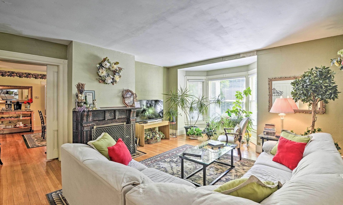 Hammondsport House | Walk to Keuka Lake! Fun, Spacious Retreat w/Pool