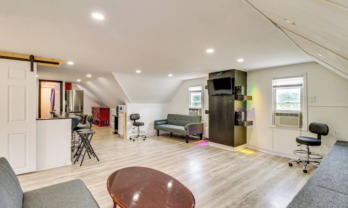 Arlington Heights House | Walk to Main St Stroudsburg! Pocono Townhome