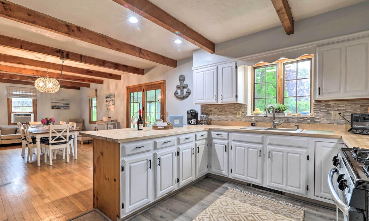 Hyannis Cottage | Walk to Main Street: Cozy Cottage in Hyannis