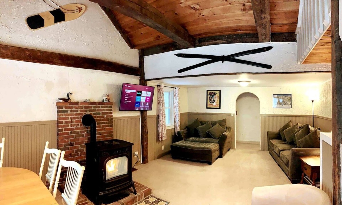Killington House | Walk to Pickle Barrel & Jax. Hot tub & Views