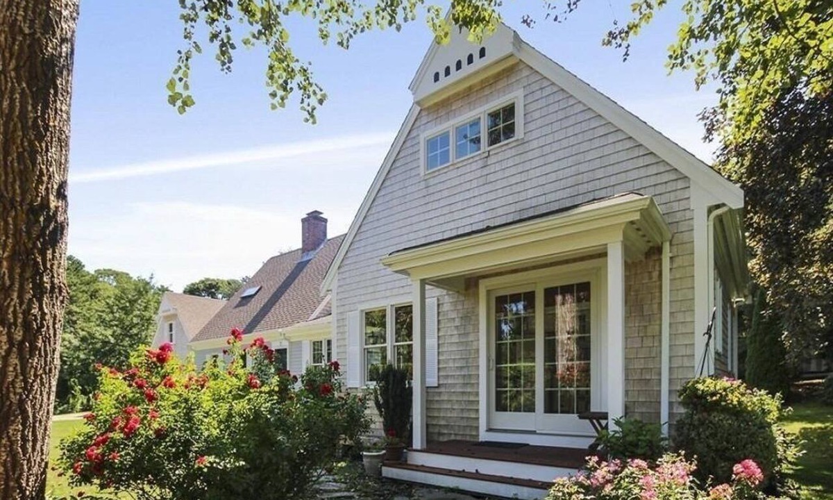 South Orleans Condo | Walk to the beach at Little Pleasant Bay from this newly decorated cottage!