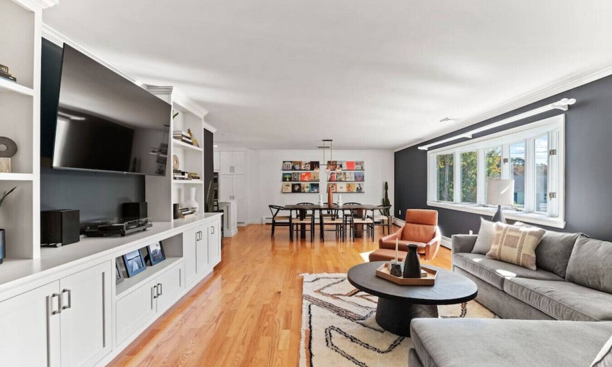West Yarmouth House | WALK to the Beach + FirePit, Bikes, Paddleboards - Modern House
