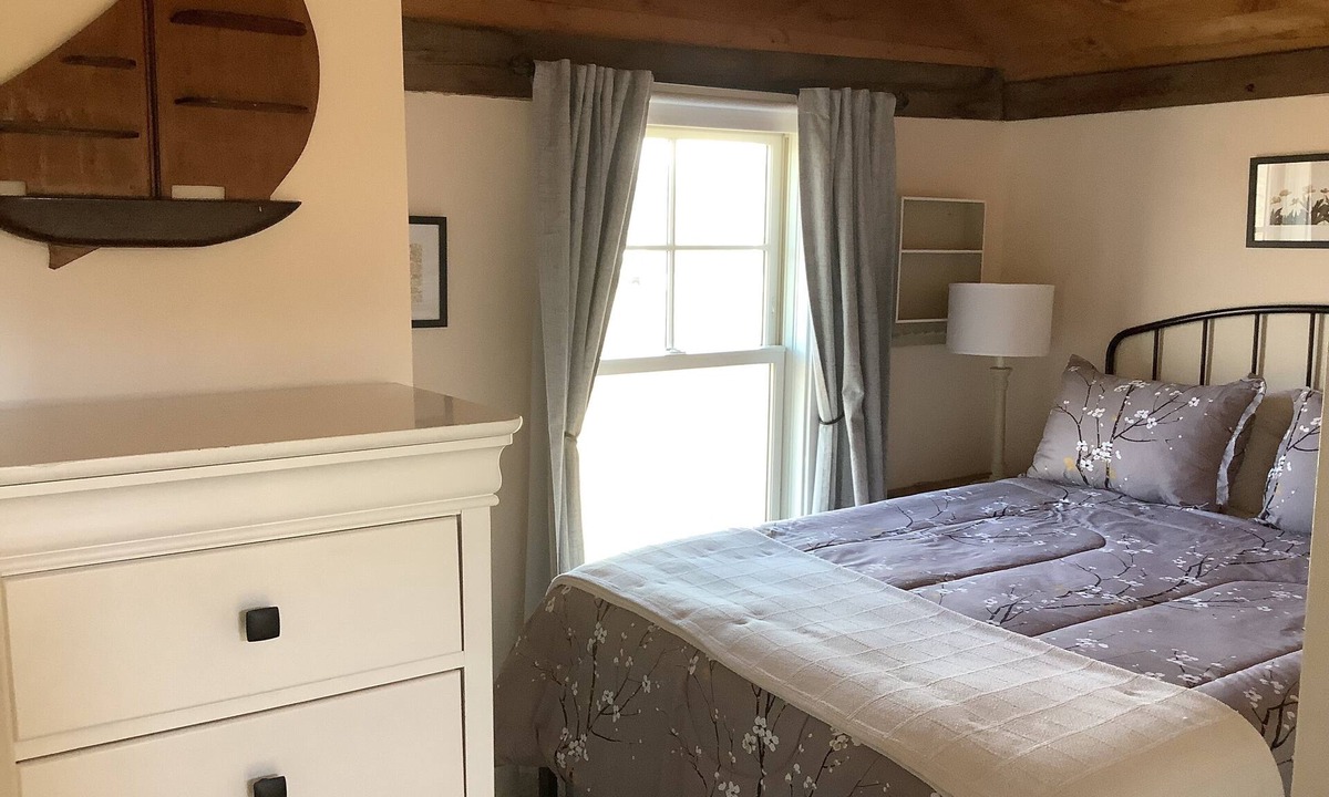 Wolfeboro House | WALK to TOWN ….carriagehouse apartment….2 minute drive to Brewster Beach!
