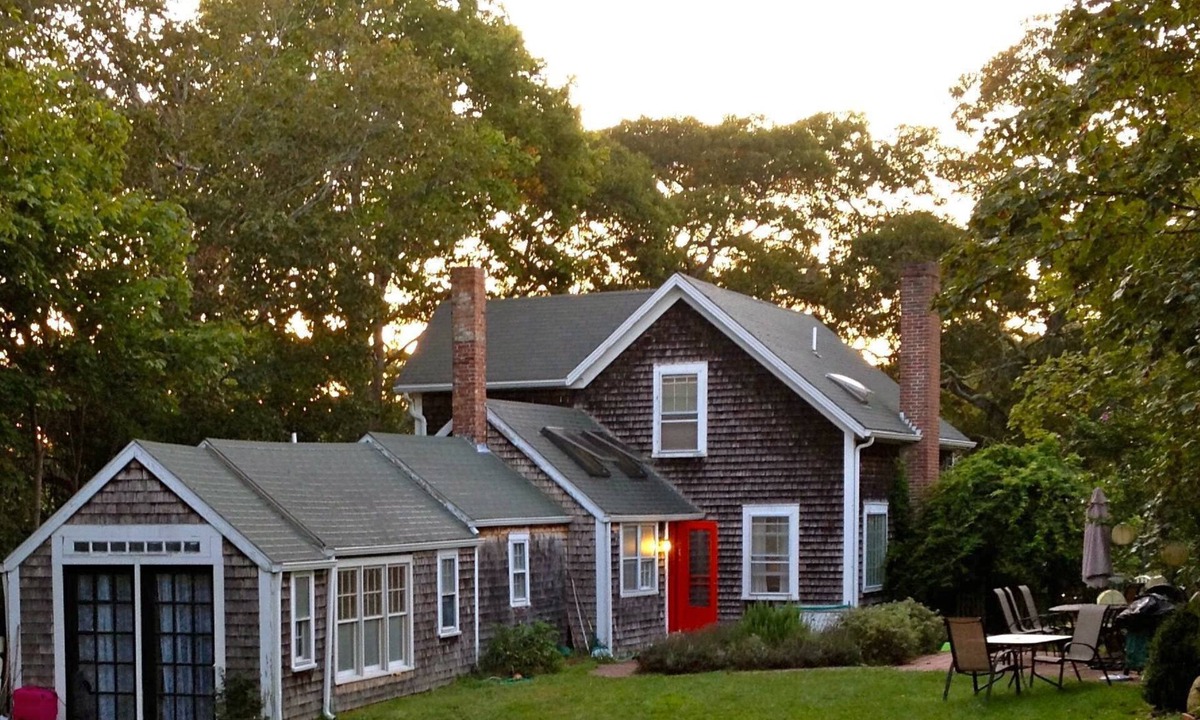Tisbury House | Walk to town/ferry, beach amenities, flat-screen TV, WiFi