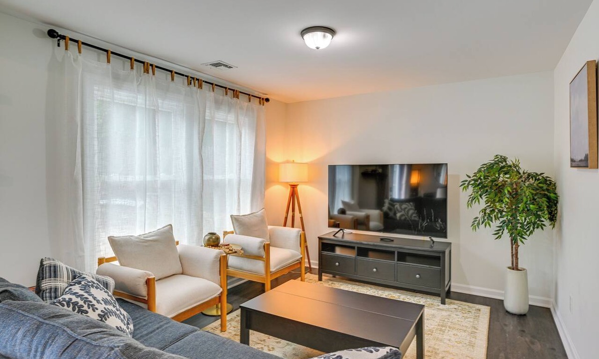 Huntington Station Apartment | Walk to Train! Updated Apt in Huntington Station