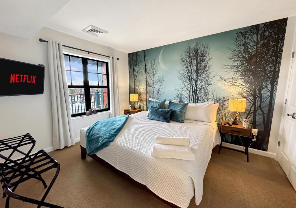 Vernon Apartment | Walk to Waterpark 1 BR Mtn Views Pool Hot Tub 251