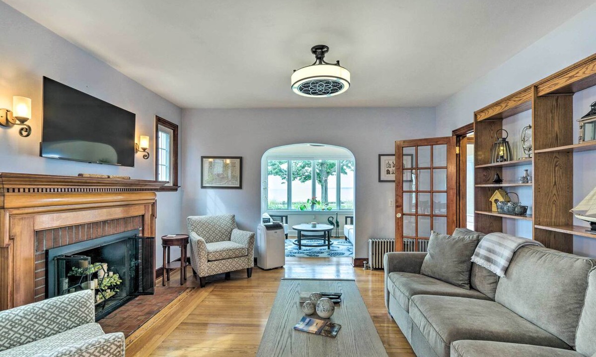 East Shore Cottage | Walkable New Haven Retreat w/Ocean Views!