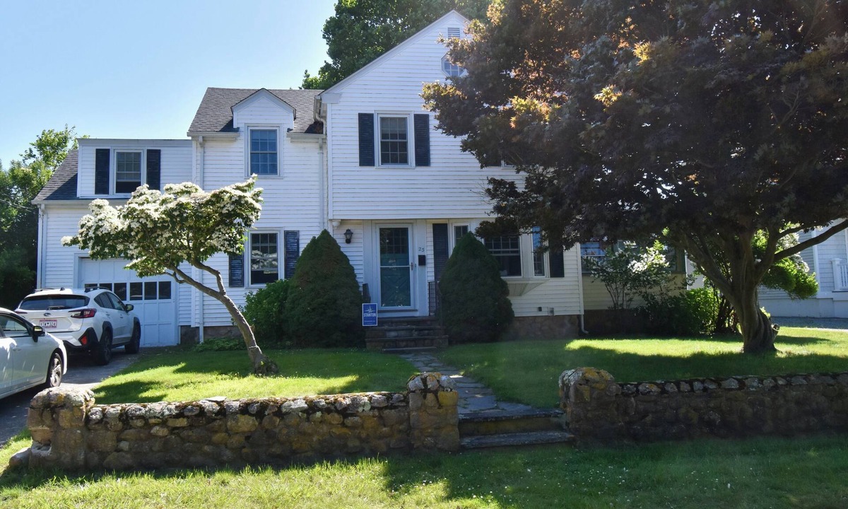 Misquamicut House | Walking Distance to Misquamicut Beaches!