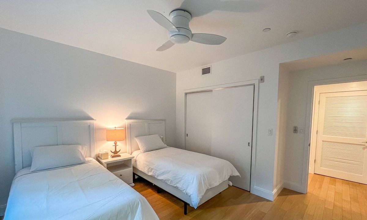 Roxbury Apartment | Walks to the Longwood are, modern apt with gym