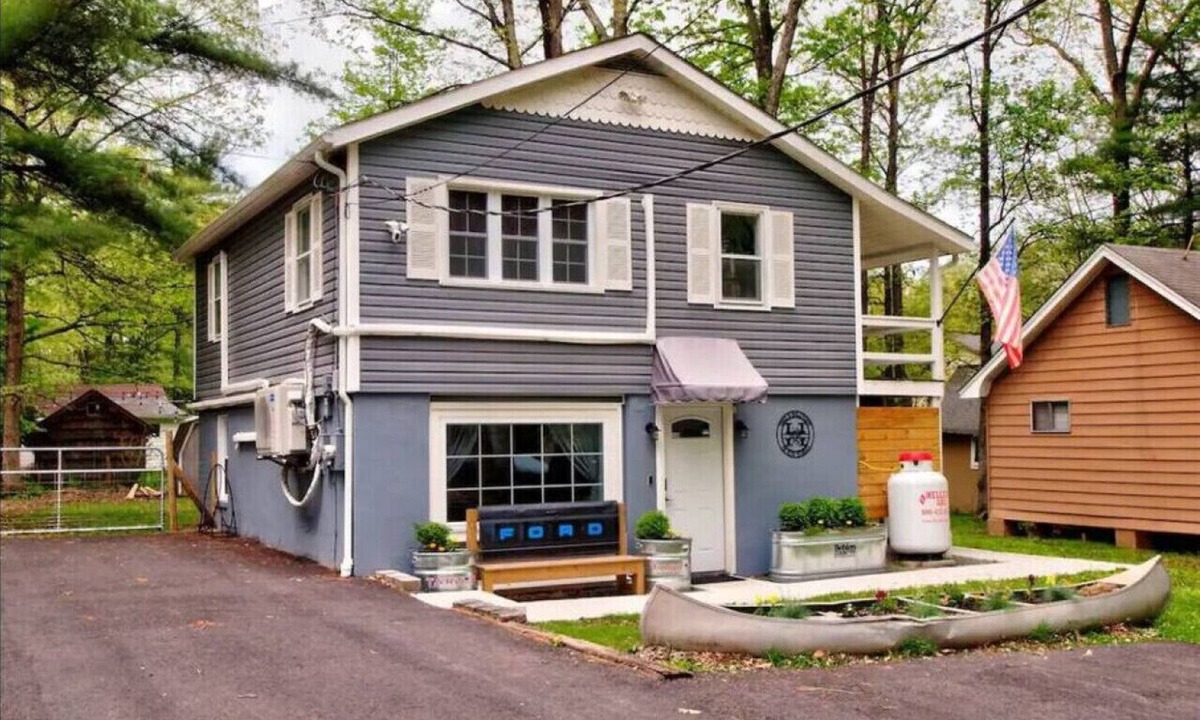 Hawley Villa | Wally`s Compound | Rent 3 Adjacent Properties!