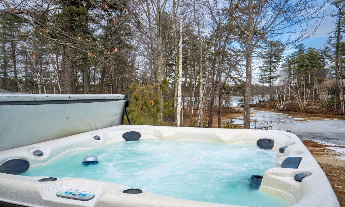 East Wakefield House | Warm Lakefront Log Cabin · Hot Tub · Game Room