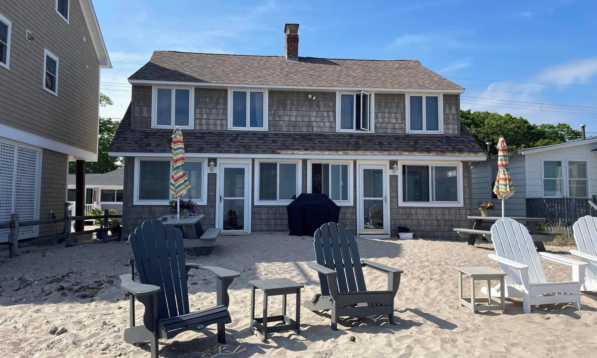 Old Lyme House | WATERFRONT 3-bed, pet friendly BEACH house-Old Lyme, AC, WiFi, Side A of Duplex