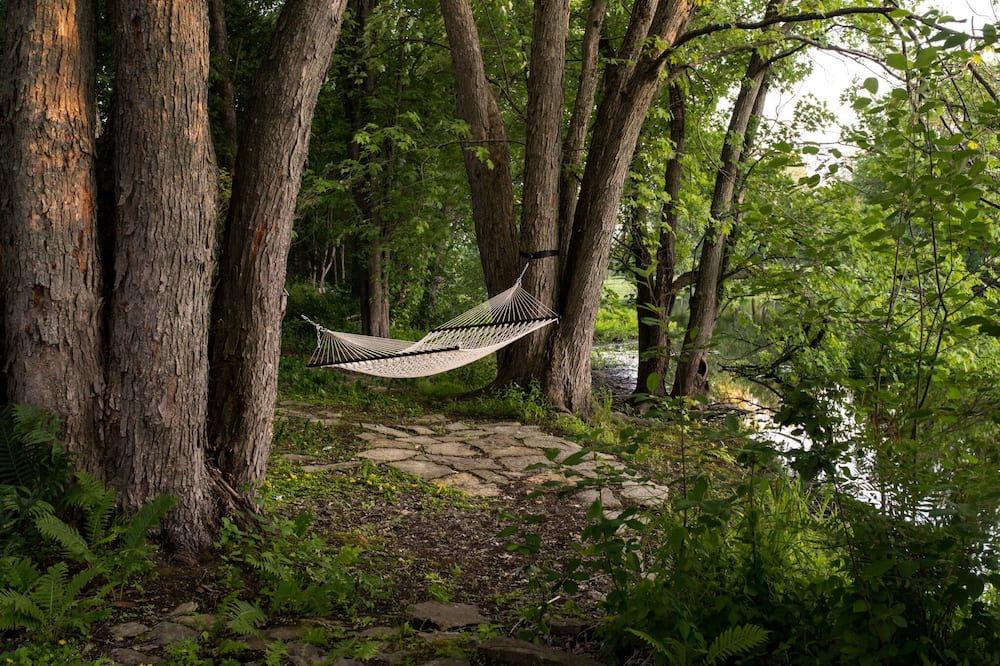 Mississippi Mills House | Waterfront Cottage with Sauna, Fire Pit, and Kayaks—A Film-Themed Experience!