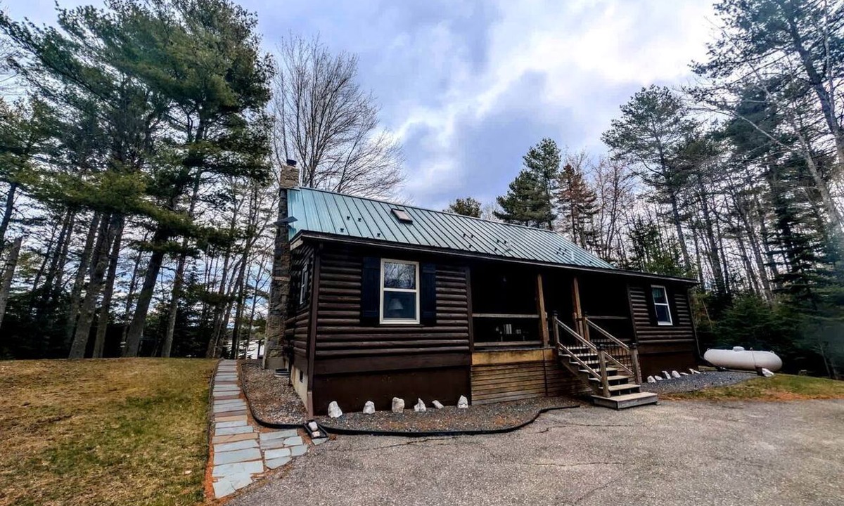 Lamoine Cabin | Waterfront Cabin Retreat with Deck Swing in Lamoine Point, Maine
