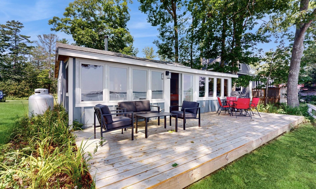 Freeport Cottage | Waterfront Cottage w/Fireplace & Deck - Minutes to Downtown