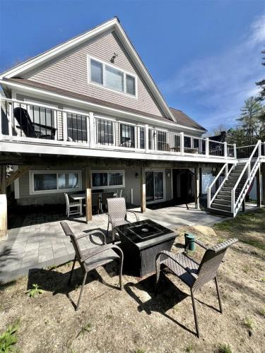 Naples House | Waterfront Cottage with Equipped Deck and Private Dock in Maine
