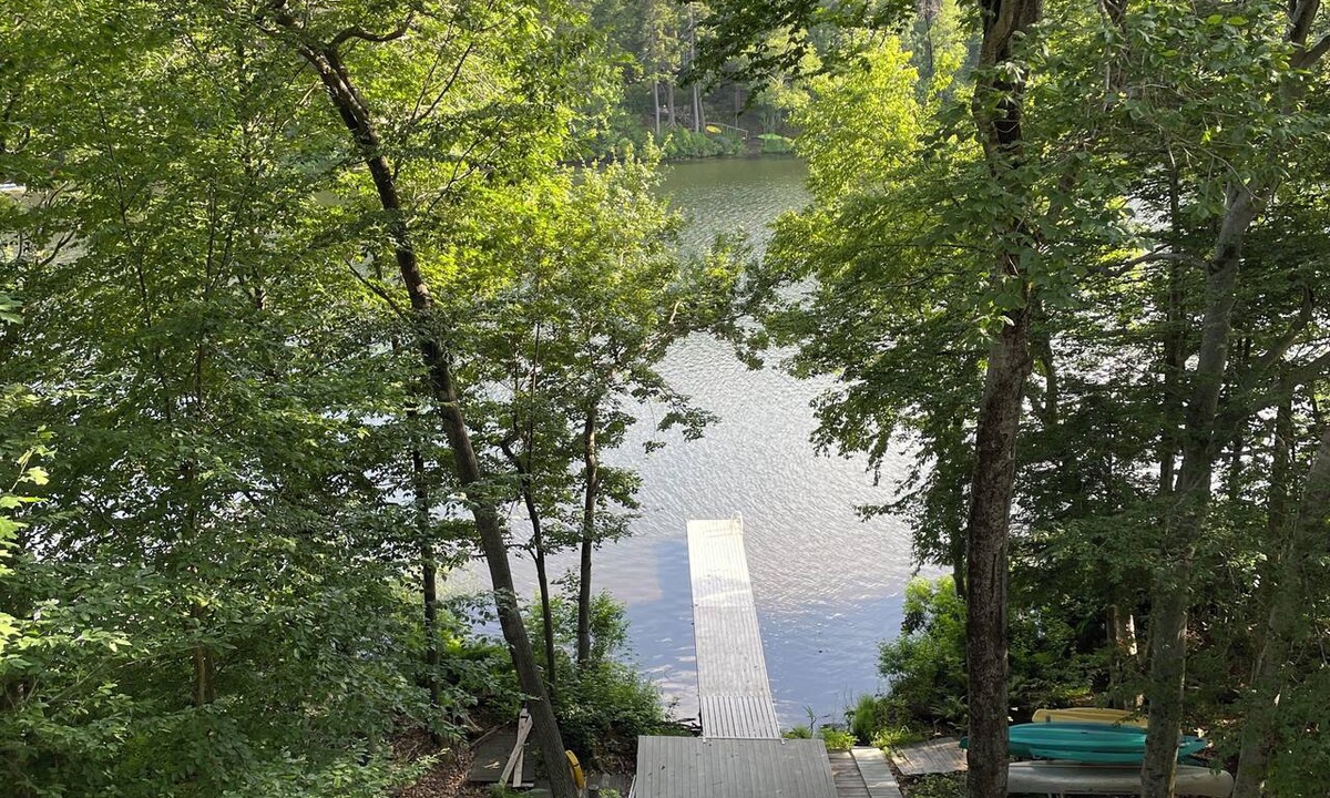 Newbury Ski Chalet | Waterfront Family Friendly 3bed/2Bath home near Sunapee