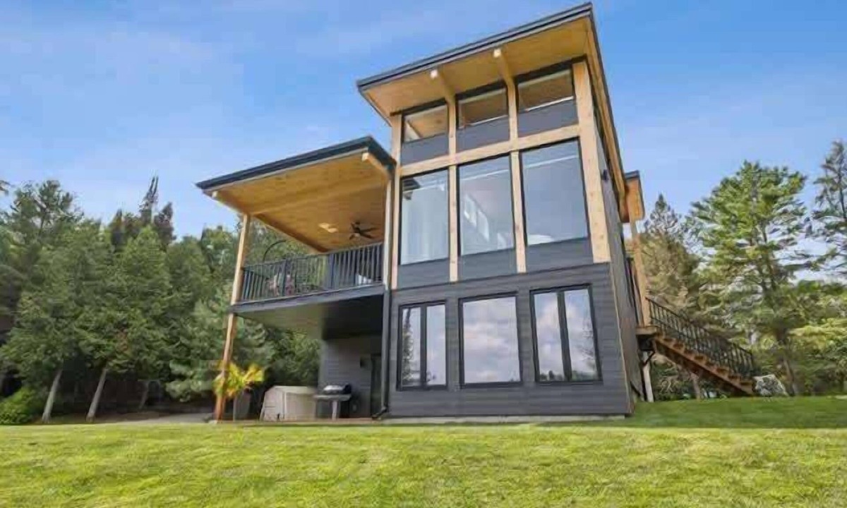 Blue Sea Ski Chalet | Waterfront, Hot tub, Beautiful Modern Chalet Skyville