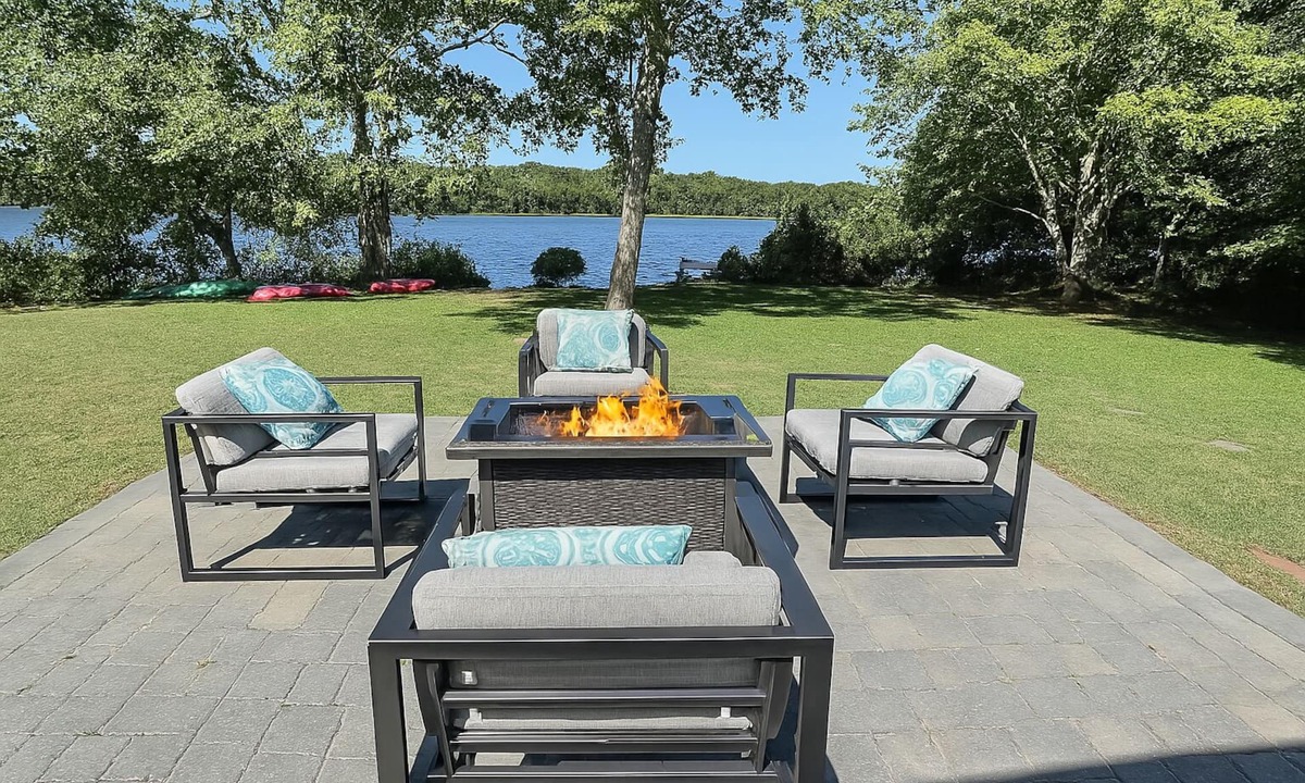 South Yarmouth House | ★ WATERFRONT ★ HOT TUB ★ Kayaks & SUP’s ★ Pets OK ★ King bed ★ Dock ★ Big yard