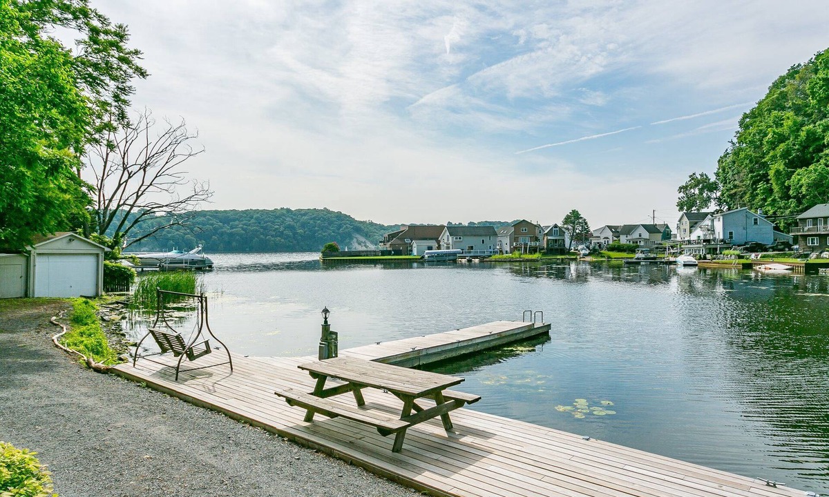 East Irondequoit House | Waterfront Hot Tub On The Bay