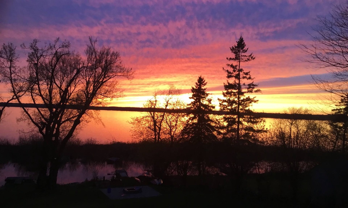 Scugog Apartment | Waterfront Loft is a cozy quiet self contained apartment on Lake Scugog.
