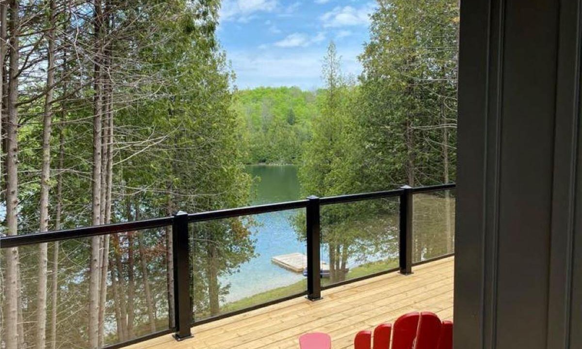 Brockton House | Waterfront Modern calming 3 bedroom Lake house - Pearl Lake
