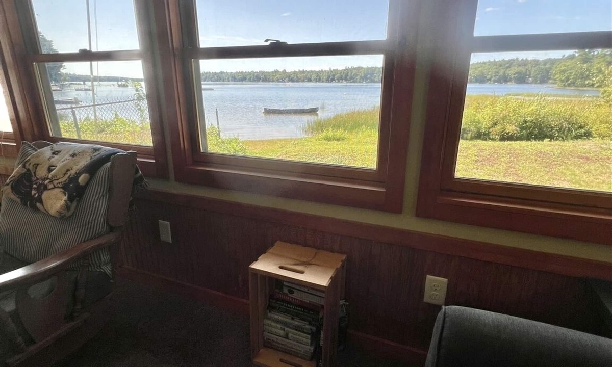 Windham Cottage | WATERFRONT ON HIGHLAND LAKE. LESS THAN 30 MINUTES TO PORTLAND