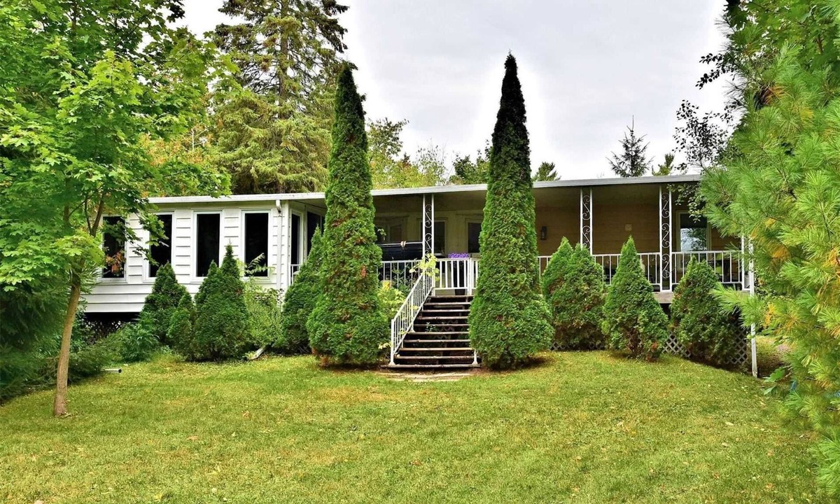 Bobcaygeon Cottage | Waterfront Retreat with all the Amenities of home-2 Kings Beds, Queen, Bunk Bed
