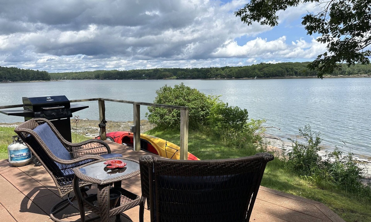 Brunswick Cottage | Waterfront, Updated Oceanfront Gem for 2, near Bowdoin College, Harpswell, and much more!