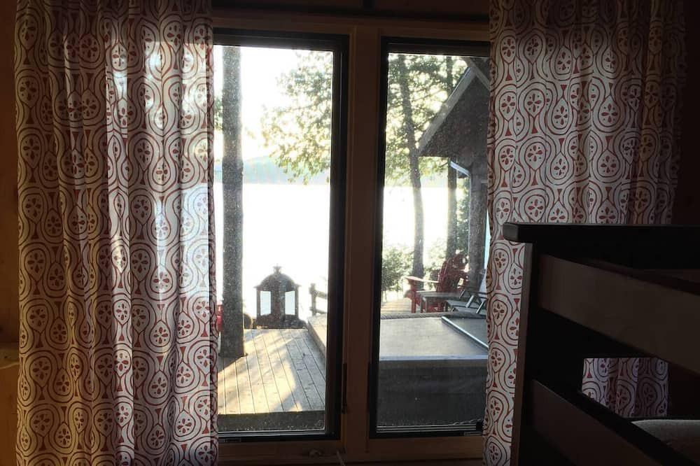 Val-des-Monts Cottage | Waters Edge on McGregor