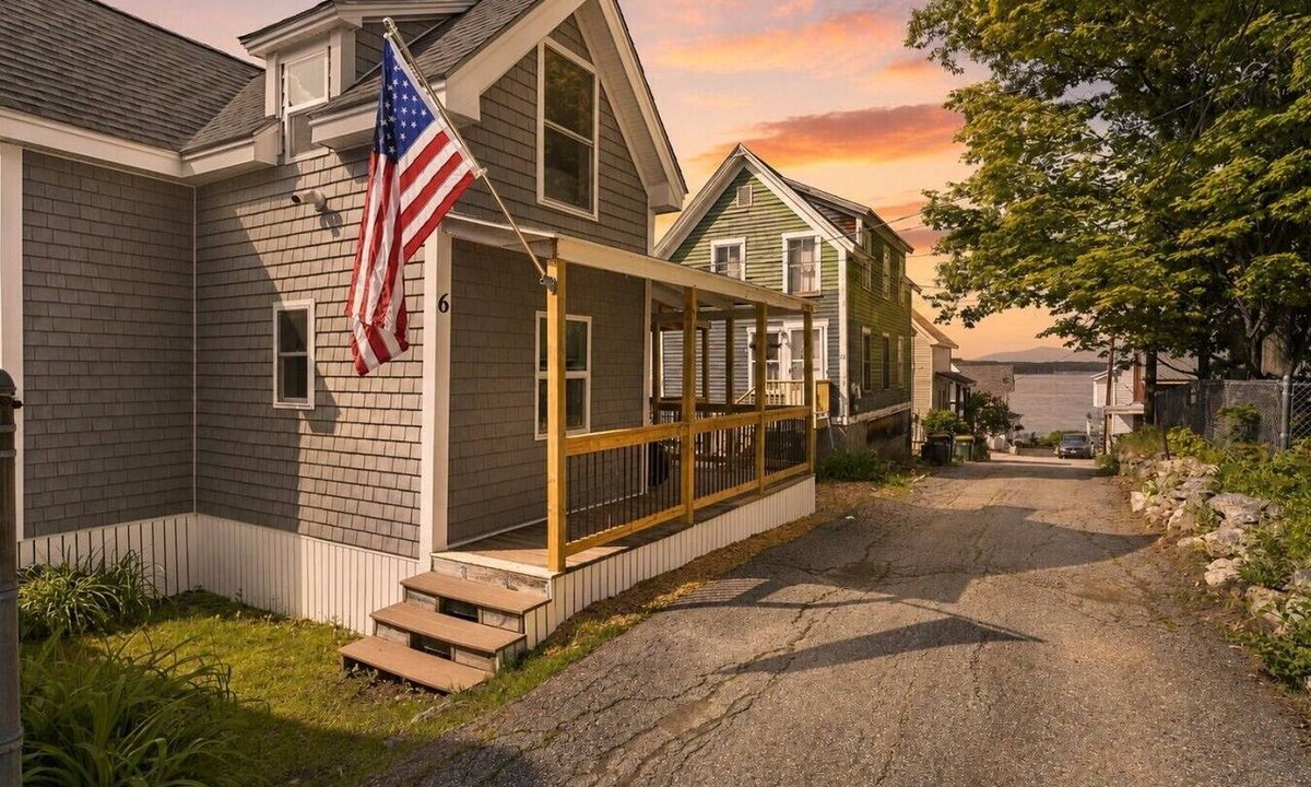 Weirs Beach House | Weirs Beach Getaway | Walk to Beach | Winni