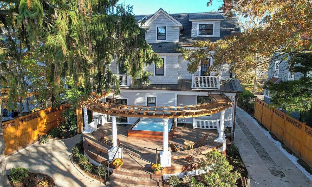 West New Haven Villa | Welcome to Dove Haven — a peaceful and stylish retreat in the heart of Westville. Relax in the private hot tub, enjoy cozy sun-filled spaces, and walk to charming cafés, top restaurants, and beautiful Edgewood Park. Minutes from Yale and downtown.