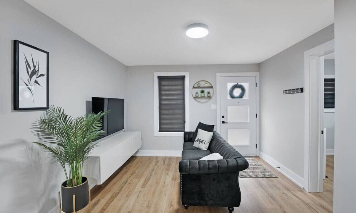 Welland Apartment | Welcome To Our Modern 2Bdrm/1Bth w/Laundry/BBQ