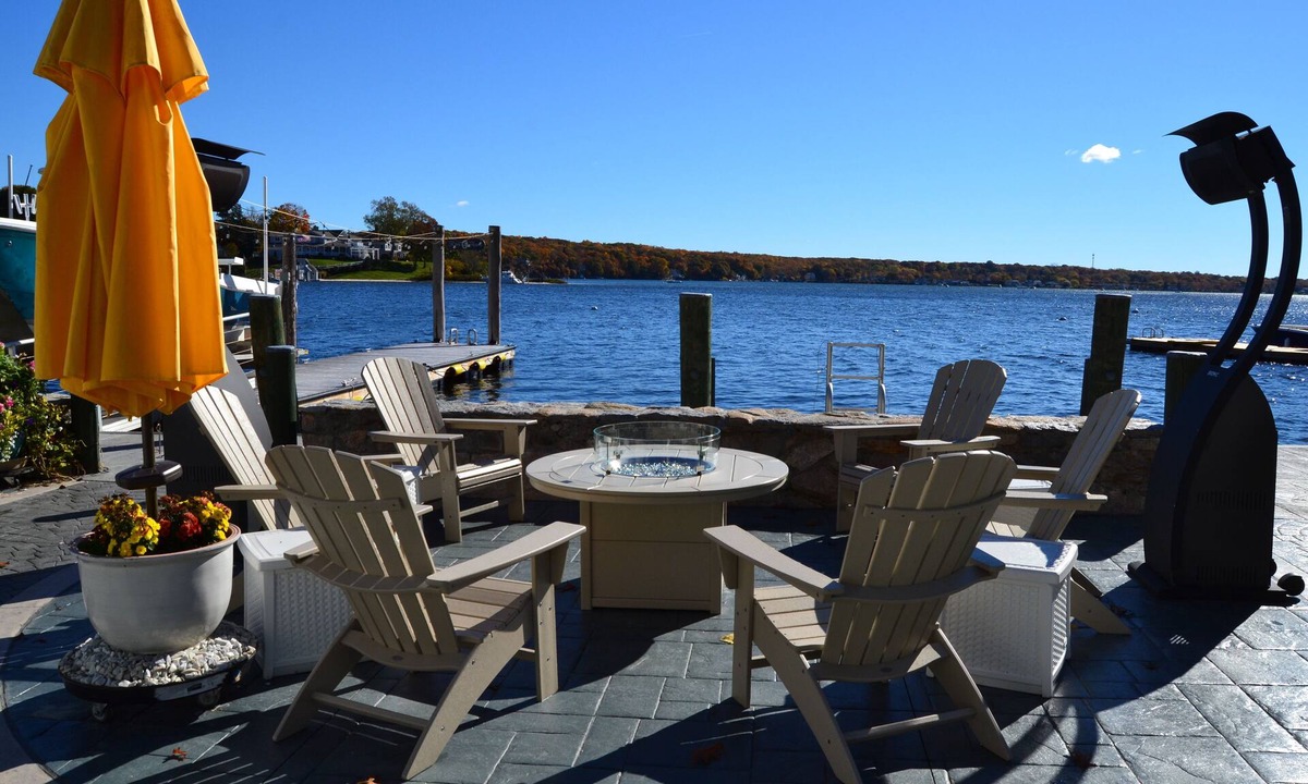 Niantic House | Welcome to our "River Resort" directly on the Niantic River with Dock