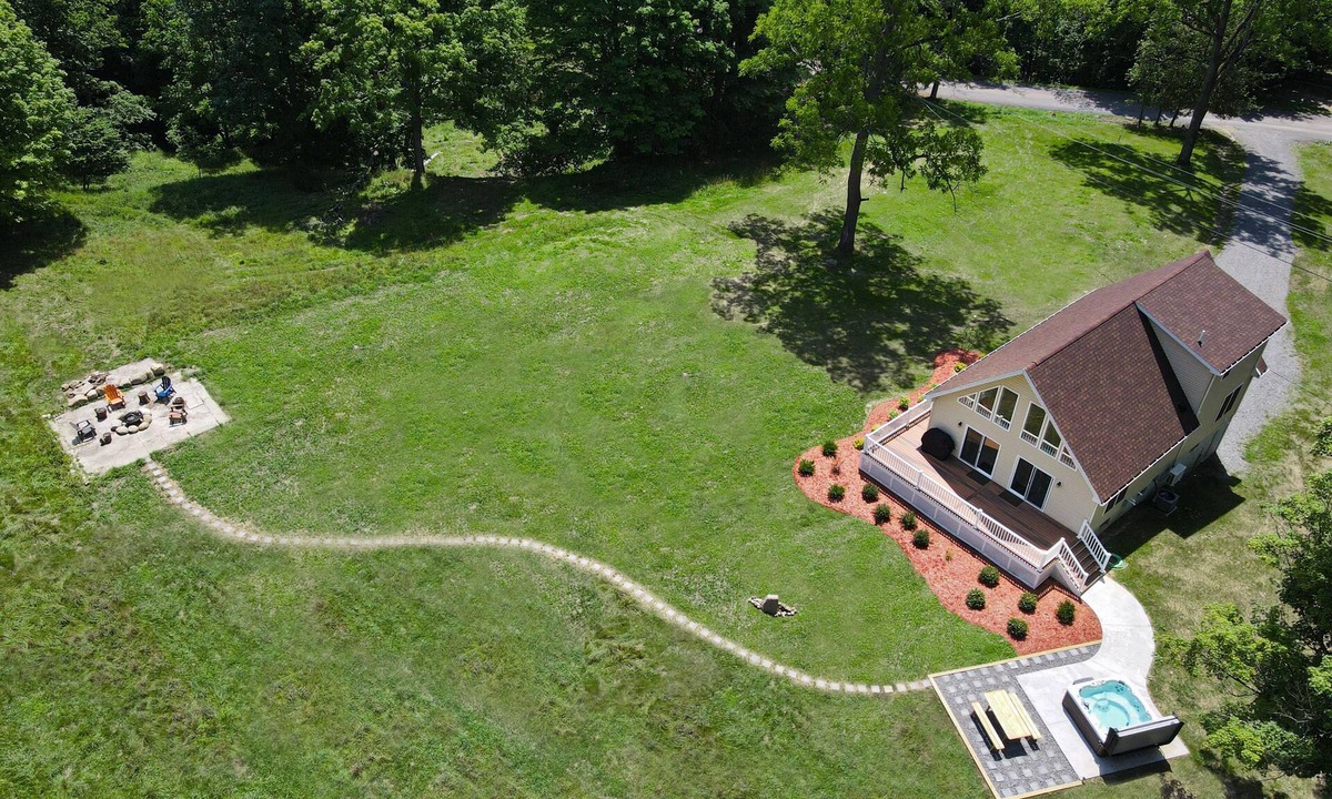 Holcomb Ski Chalet | Welcome to Twin Creeks. Private Chalet with hot tub - 11 minute to Bristol Mtn!