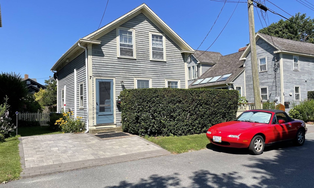 Fifth Ward House | Welcoming Cottage on Spencer Park, in 1st Block of Harbor, Nr Restaurants, Shops