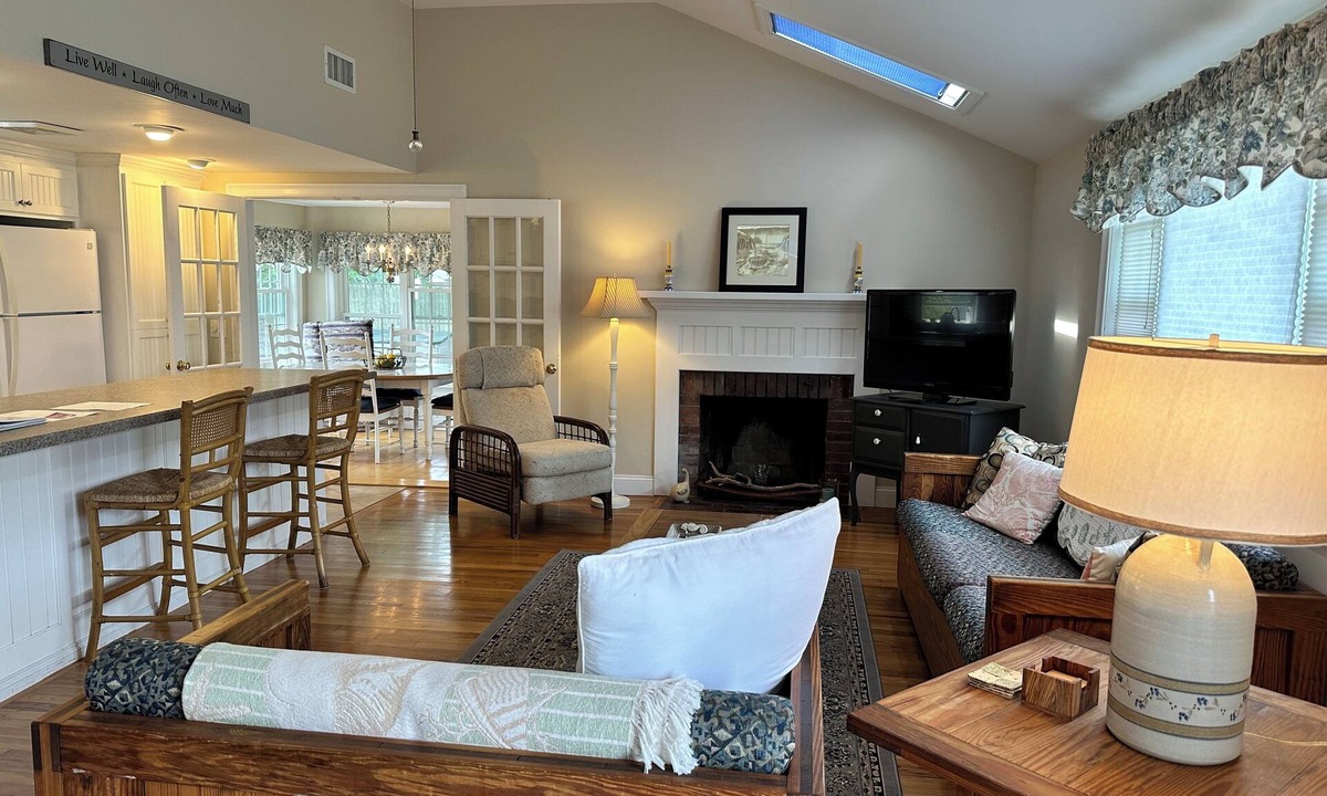 West Dennis House | West Dennis- South side Ranch! PRICE REDUCED FOR REMAINING AVAILABILITY